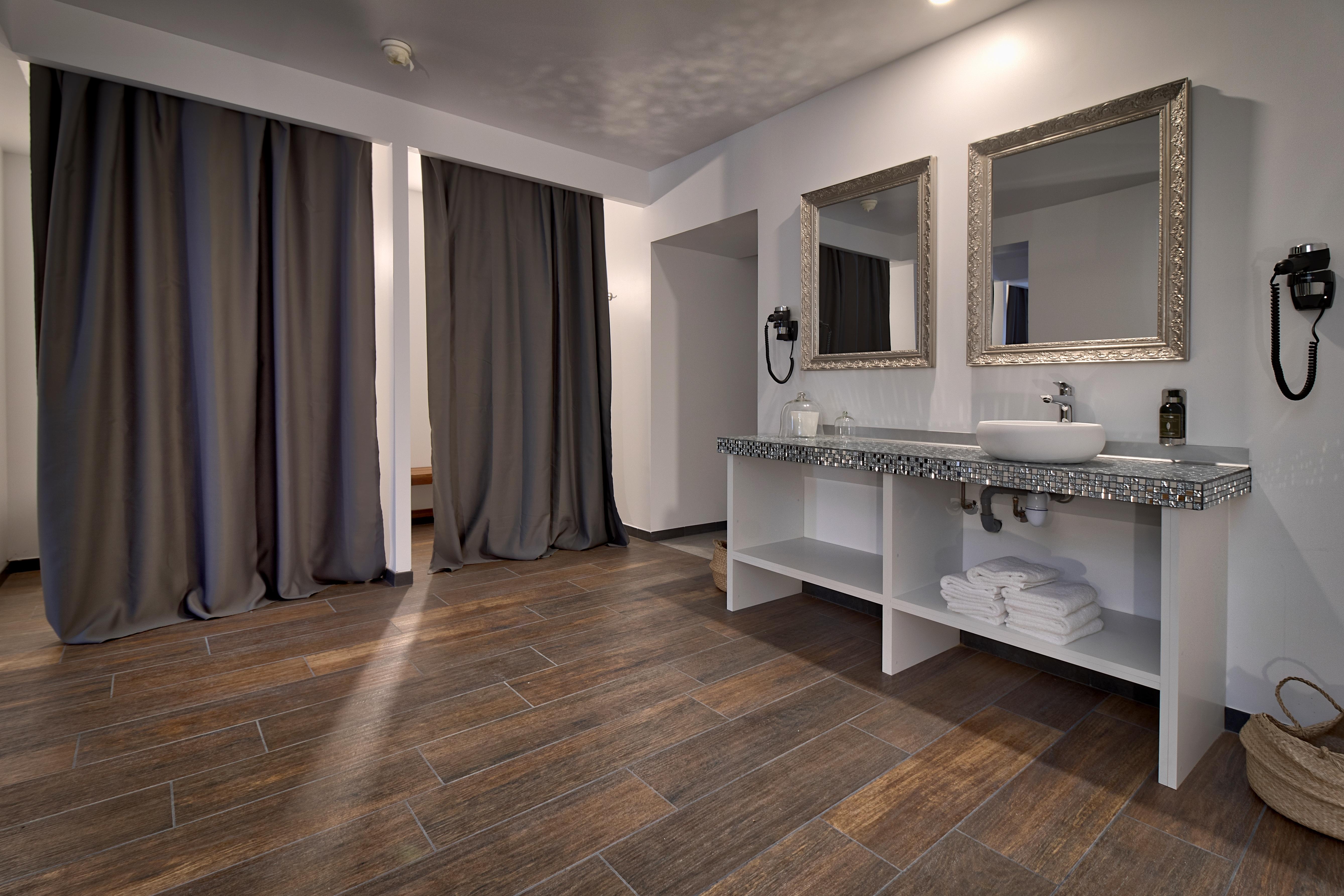 Belfry & Spa By Ligne St Barth Лурд Екстер'єр фото Bathroom with porcelain wood-look tiles